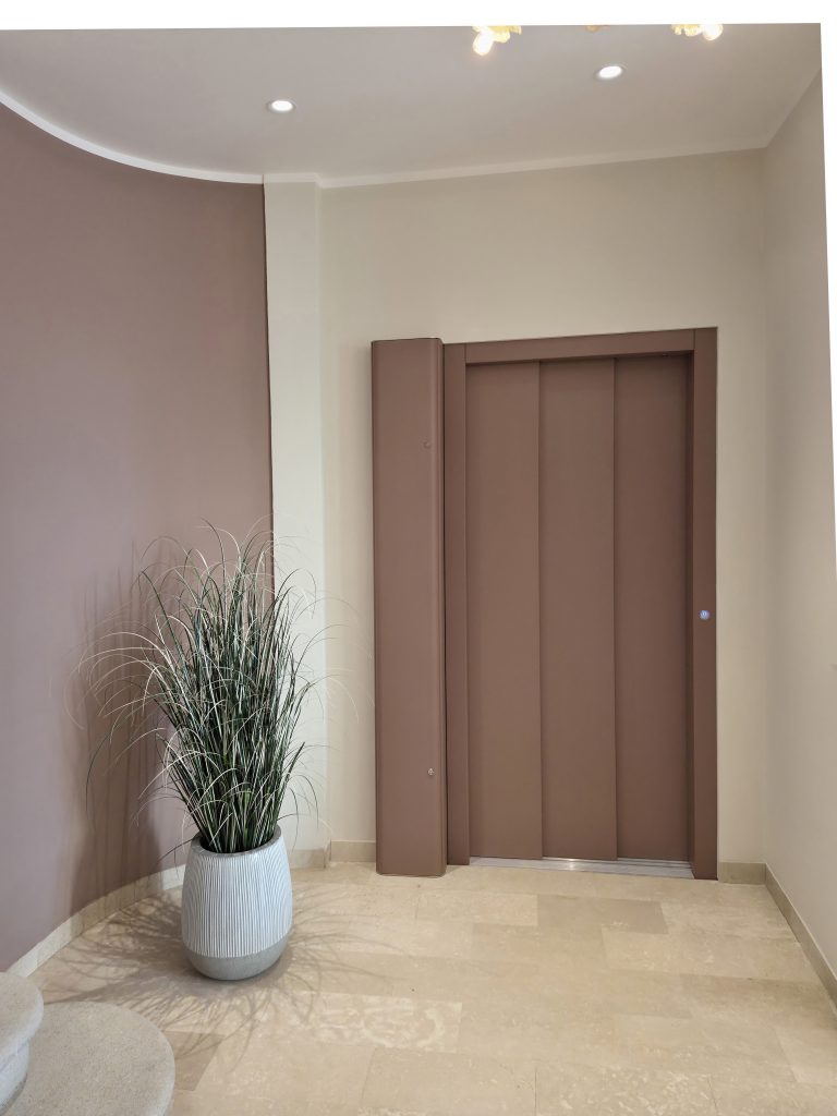 Un home lift Eltec Lift HLB elettrico, installato in una villa del 1700 restaurata e trasformata in struttura ricettiva, integrato nell’atrio tramite struttura AU. Finiture armonizzate con le pareti, design discreto e tecnologia elettrica garantiscono comfort, eleganza e rispetto del contesto storico, trasformando l’impianto in elemento architettonico di valore.