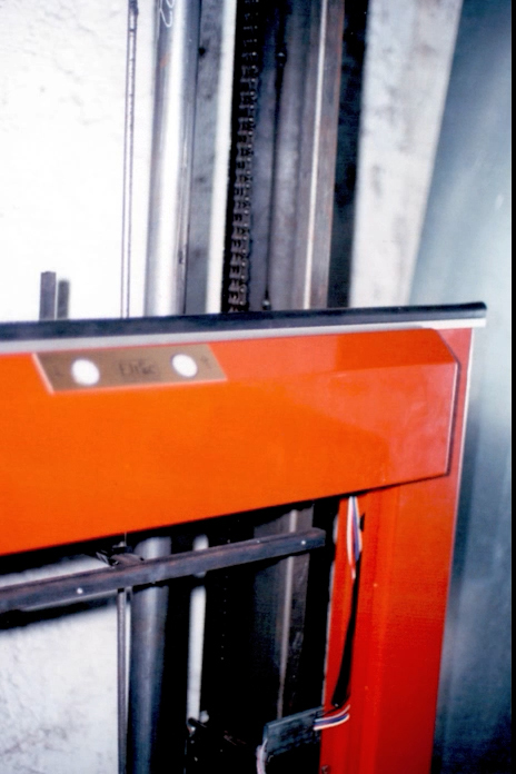 immagine storica di una delle prime piattaforme realizzate nel 1994 da Eltec Lift. Dettaglio arancione della piattaforma