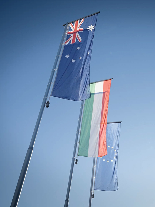 bandiera australiana, italiana ed europea issate, fuori dalla sede Eltec Lift.